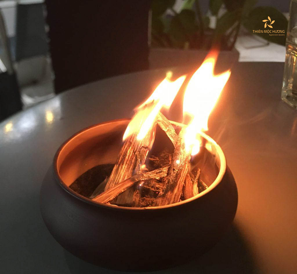 Cách đốt trầm hương miếng trực tiếp với lửa là cách đơn giản nhiều người chọn lựa