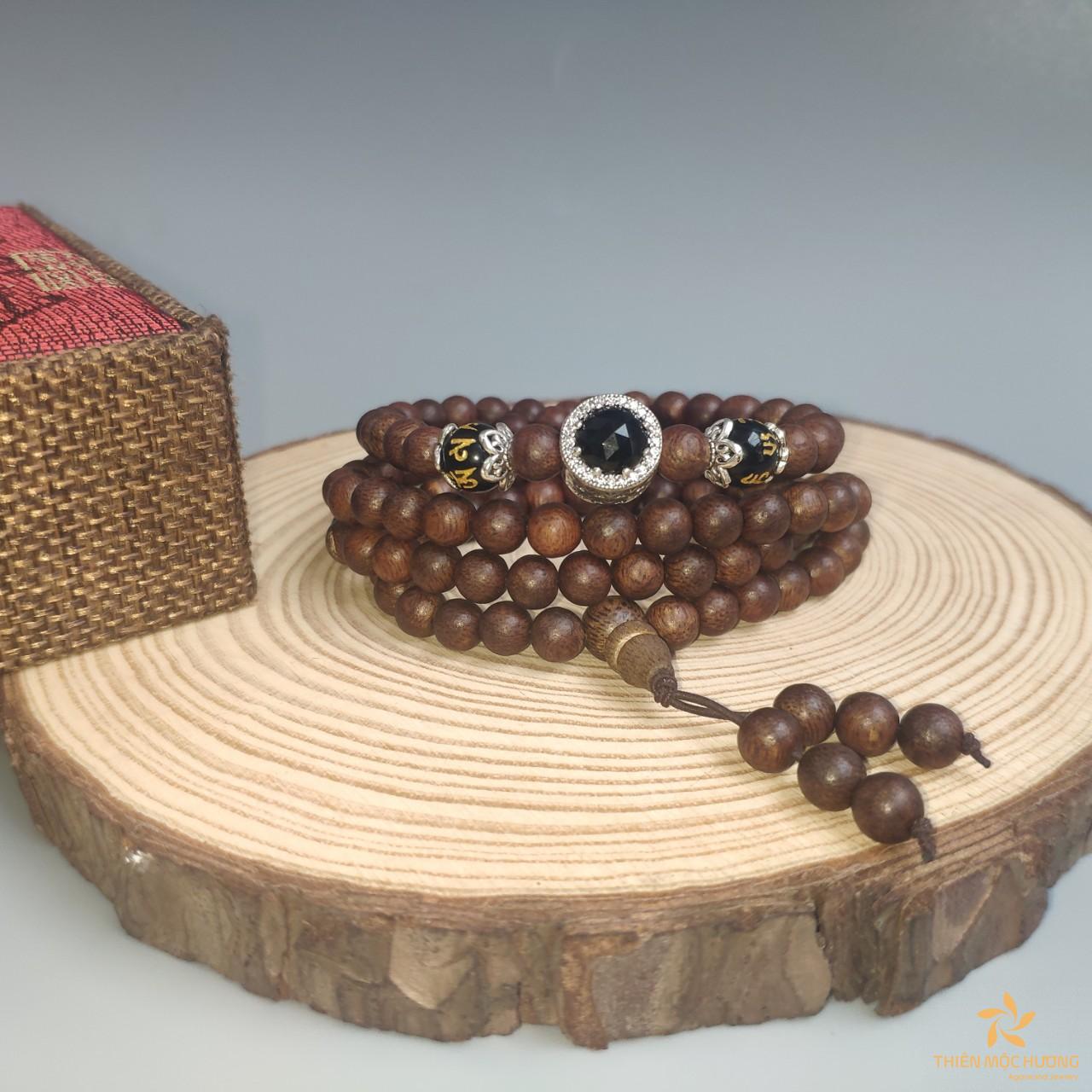 Cách nhận biết đá quý màu đen thế nào? 10 loại đẹp nhất 24 Vòng trầm hương nạm charm đá đen