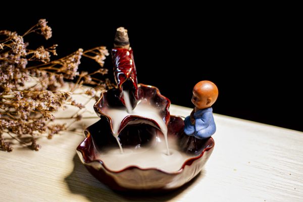 4 vật phẩm phong thủy nhất định không thể thiếu với mệnh Hỏa 4 Nhang nụ và thác khói trầm hương