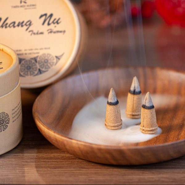 Nhang Nụ được đốt trên đĩa