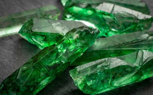 Đá Ngọc bích (Nephrite): Đặc điểm, công dụng và ứng dụng thực tế 5 Đá ngọc bích Nephrite là một tinh thể mềm, dạng sợi
