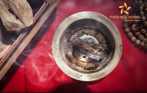 nhận biết trầm hương bằng cách đốt