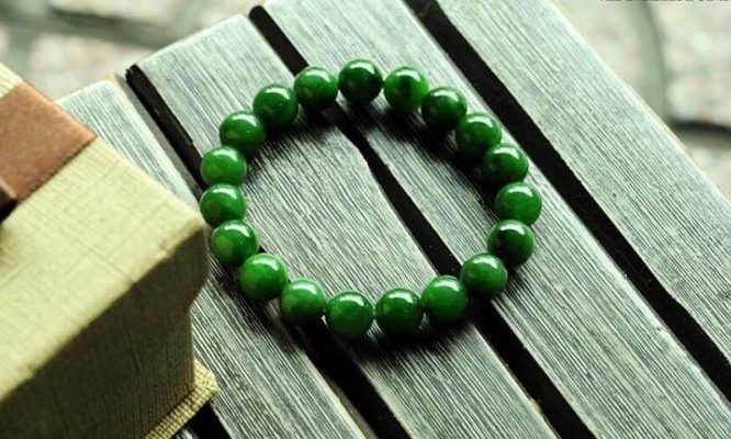 Đá Ngọc bích (Nephrite): Đặc điểm, công dụng và ứng dụng thực tế 8 Nó được thiết kế sử dụng làm vòng tay dạng hạt